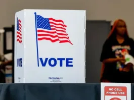 Cierre de los primeros centros de votación en EE. UU. marca un hito electoral.