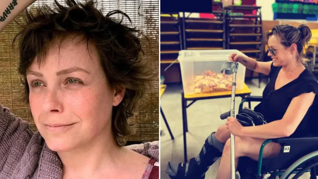 Claudia Conserva vota en silla de ruedas tras sufrir una fractura en su pierna.