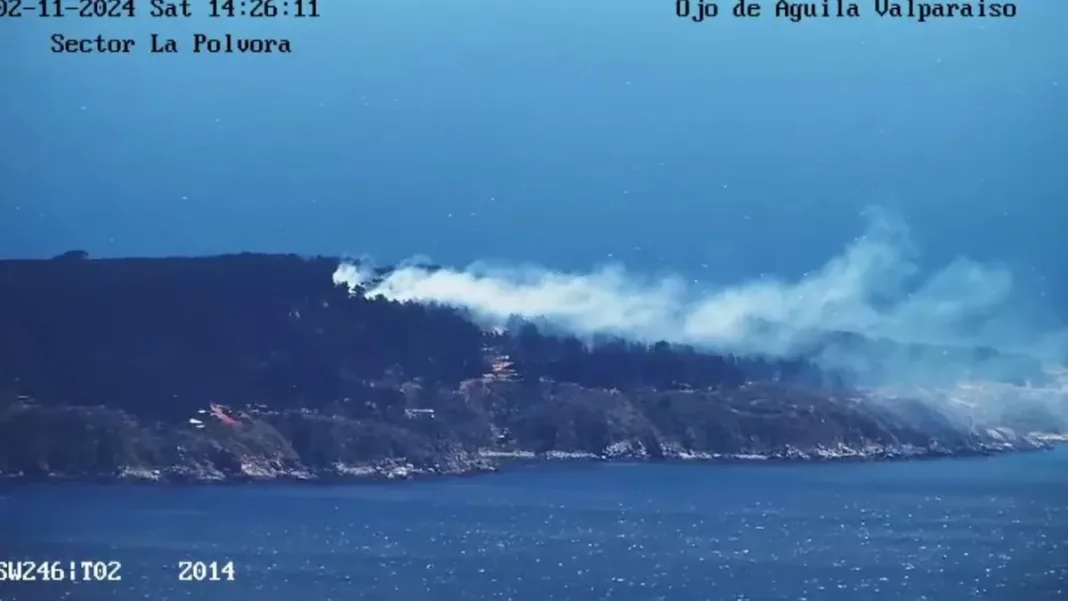 Alerta Roja en Laguna Verde: 100 evacuados por incendio forestal en Valparaíso.