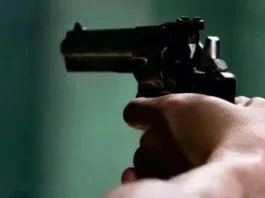 Robo a minimarket en Melipilla deja dos hombres heridos de bala.