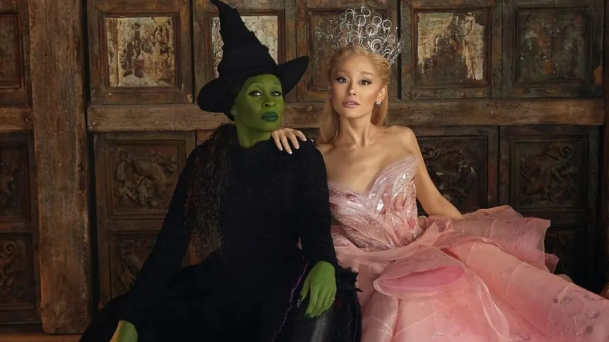 Ariana Grande habla sobre el 'shippeo' de Glinda y Elphaba en 'Wicked'.
