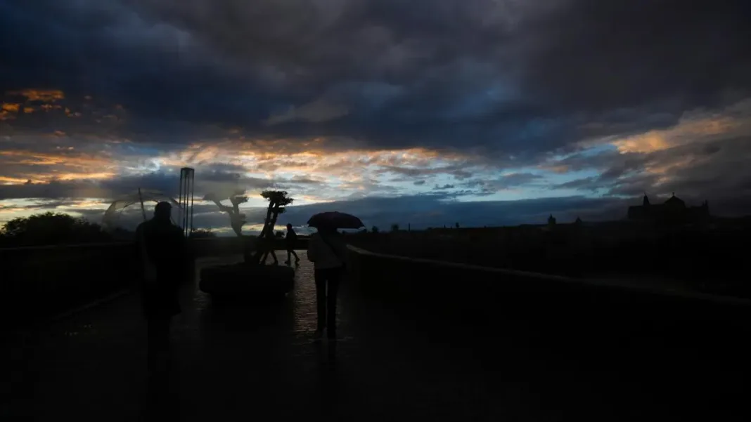 Reino Unido enfrenta alertas por vientos e inundaciones tras la tormenta Bert.