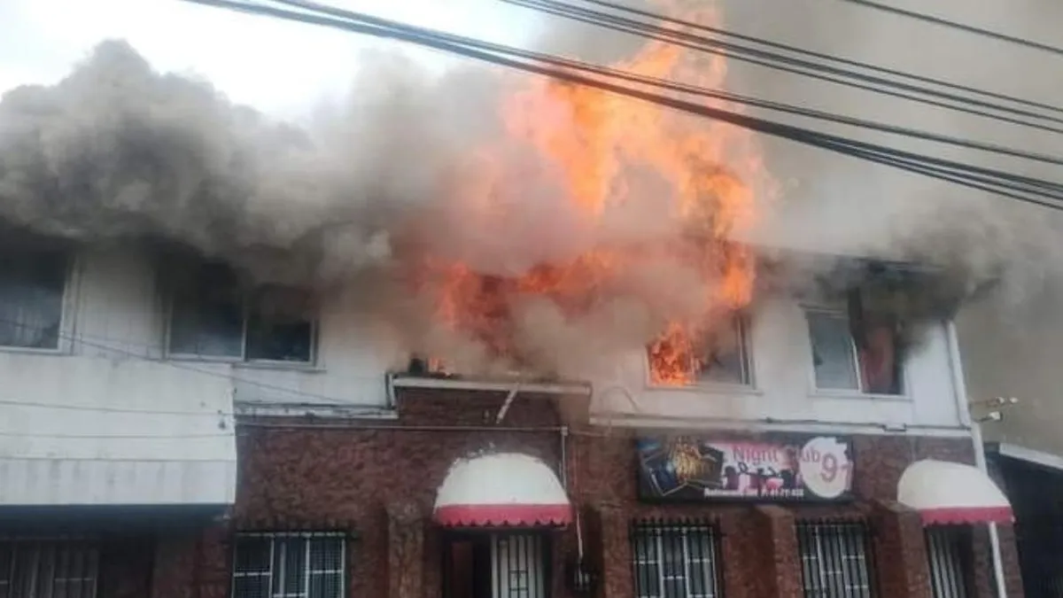 Incendio arrasa local nocturno en Coronel; una persona resultó lesionada.