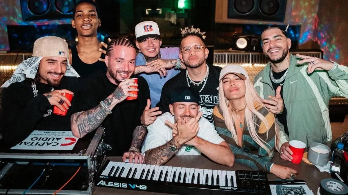 Congresistas proponen capacitación en derechos infantiles para Karol G y autores de '+57'.