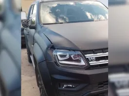 Un conductor escapa tras atropellar a adolescentes; una víctima en terapia intensiva.