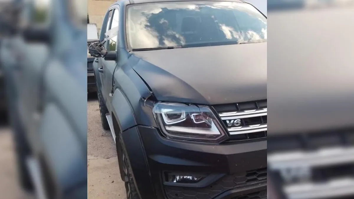 Un conductor escapa tras atropellar a adolescentes; una víctima en terapia intensiva.