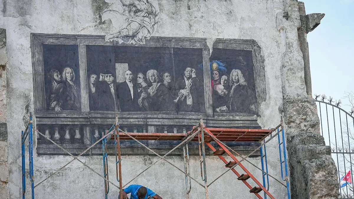 Un artista francés rinde homenaje a Alejo Carpentier en las calles de La Habana.