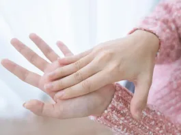 La onicodistrofia: enfermedad que causa rayas en las uñas y afecta su crecimiento.