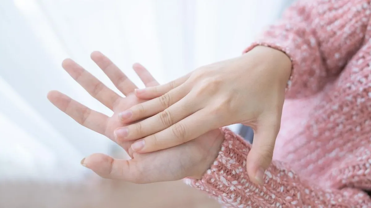 La onicodistrofia: enfermedad que causa rayas en las uñas y afecta su crecimiento.