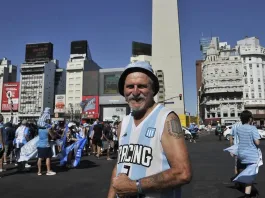 Racing celebra su triunfo en la Copa Sudamericana en el Obelisco
