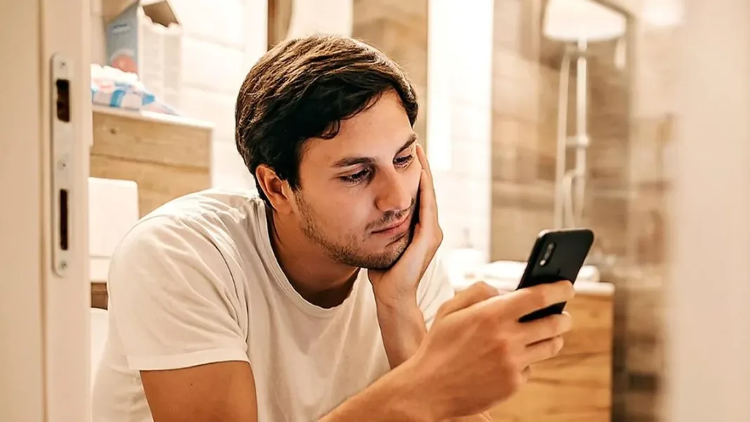 Los médicos advierten sobre los riesgos de pasar demasiado tiempo en el baño.