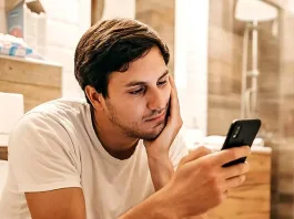 Los médicos advierten sobre los riesgos de pasar demasiado tiempo en el baño.