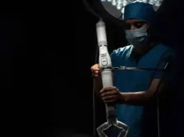 Un robot se especializa en cirugía tras aprender de videos