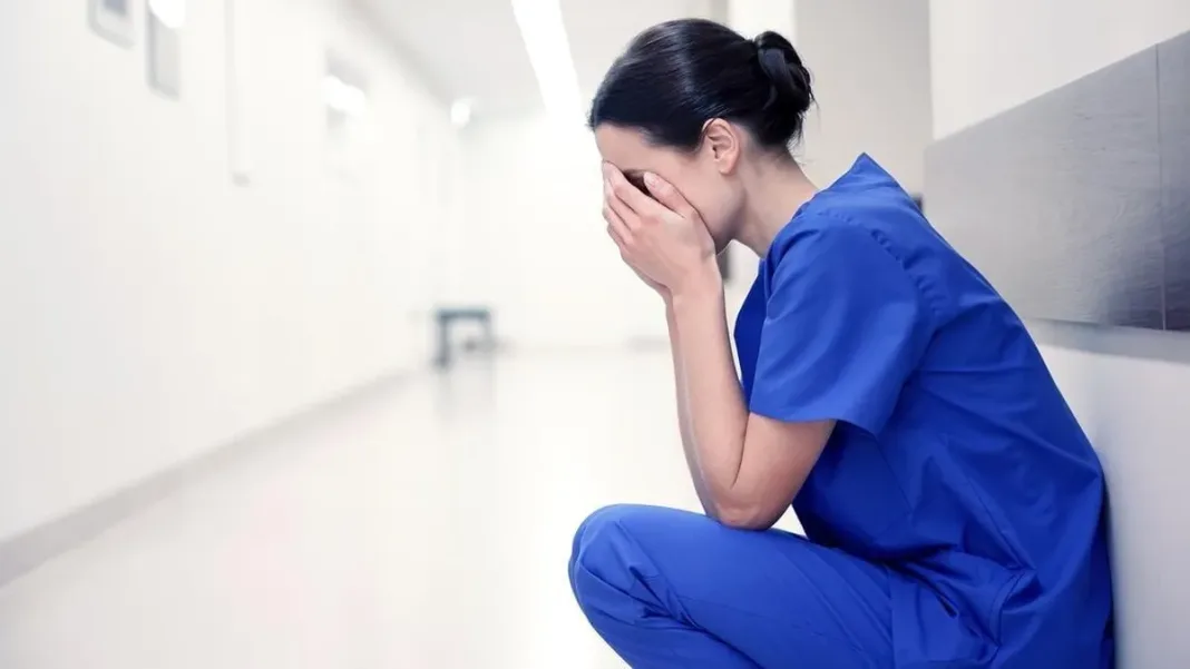 El agotamiento de enfermeras impacta negativamente en la calidad de atención.