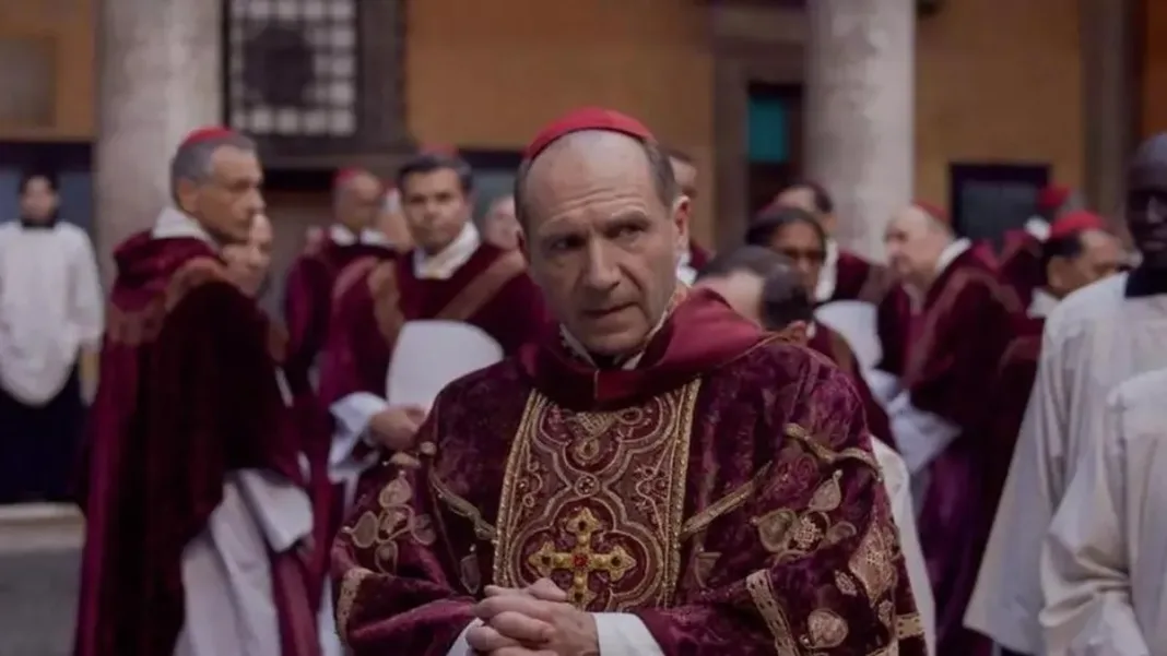 Ralph Fiennes protagoniza las tensiones del trono papal en "Cónclave".