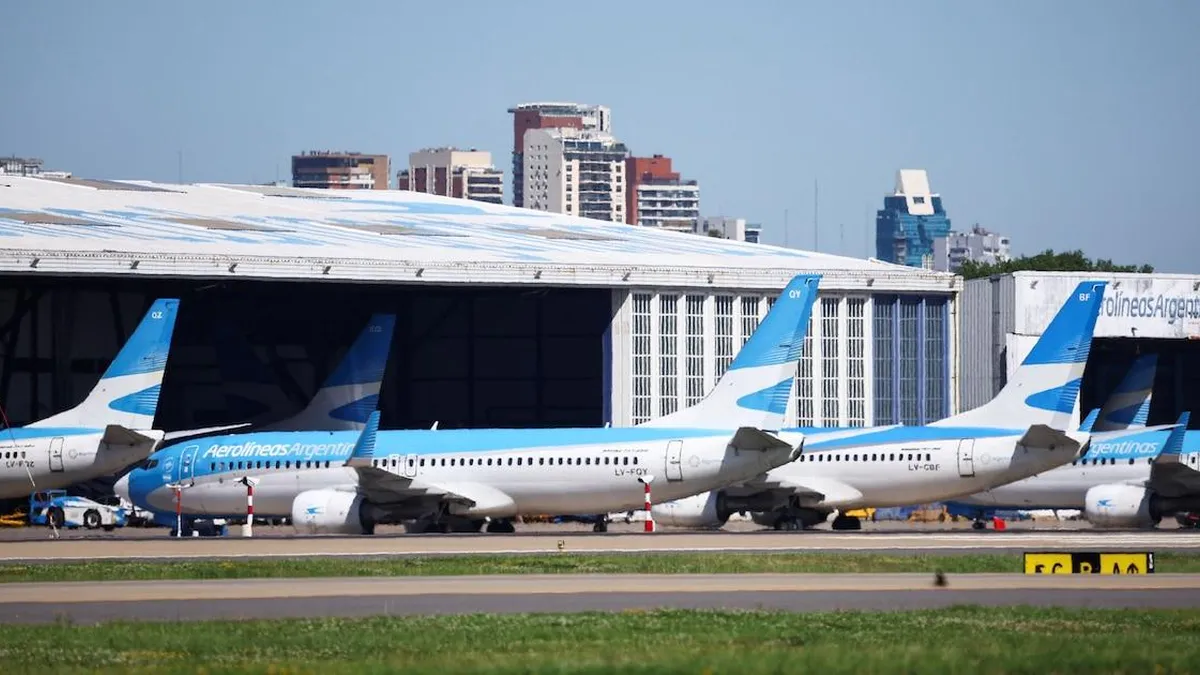 El Gobierno advierte sobre la privatización de Aerolíneas Argentinas en negociaciones. El Gobierno advierte sobre la privatización de Aerolíneas Argentinas en negociaciones.