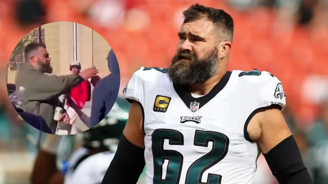 Jason Kelce defiende a su hermano y Taylor Swift tras insultos homófobos.
