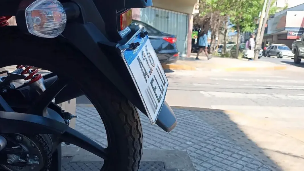 El gobierno busca proveedores de chapas y extiende permisos provisorios para motos.