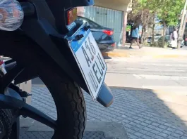 El gobierno busca proveedores de chapas y extiende permisos provisorios para motos.