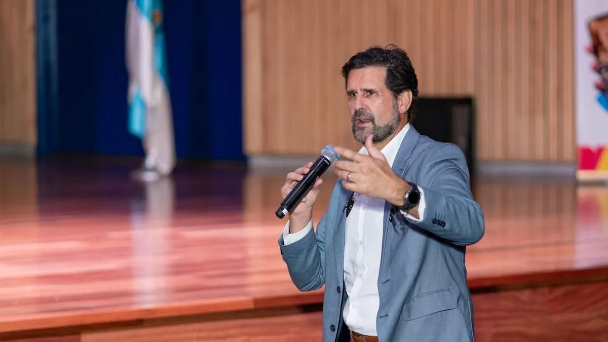 Antonio Sola: El futuro incierto de justicialismo y radicalismo en la política. Antonio Sola: El futuro incierto de justicialismo y radicalismo en la política.