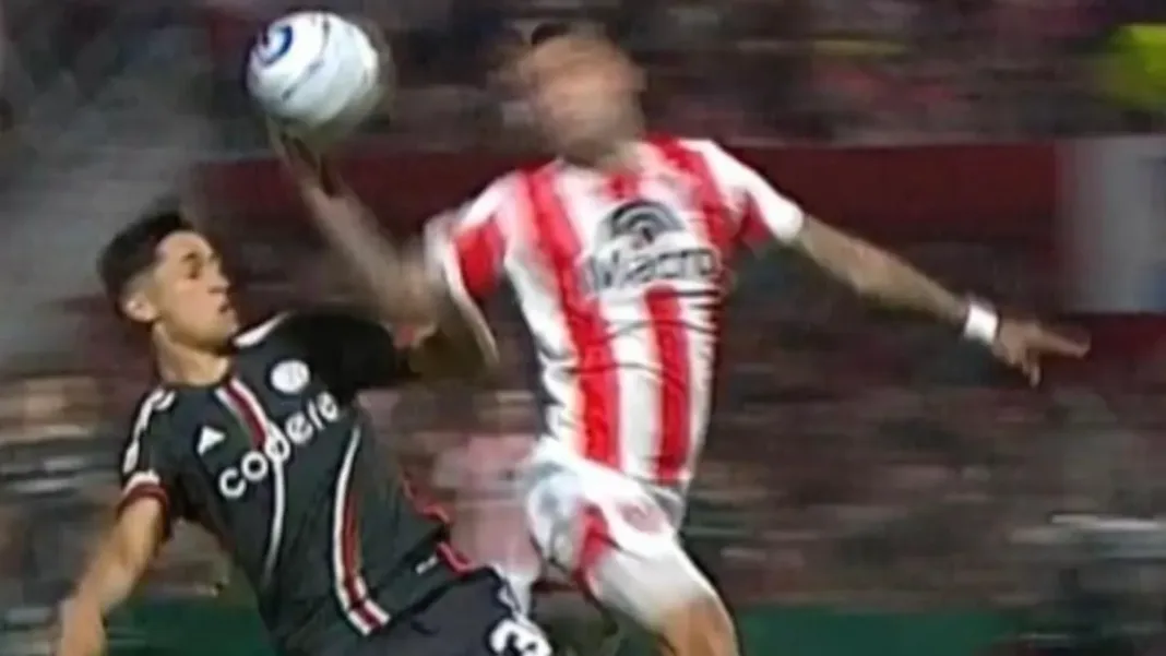 La polémica en Córdoba: el penal que River reclamó y el VAR que desestimó.