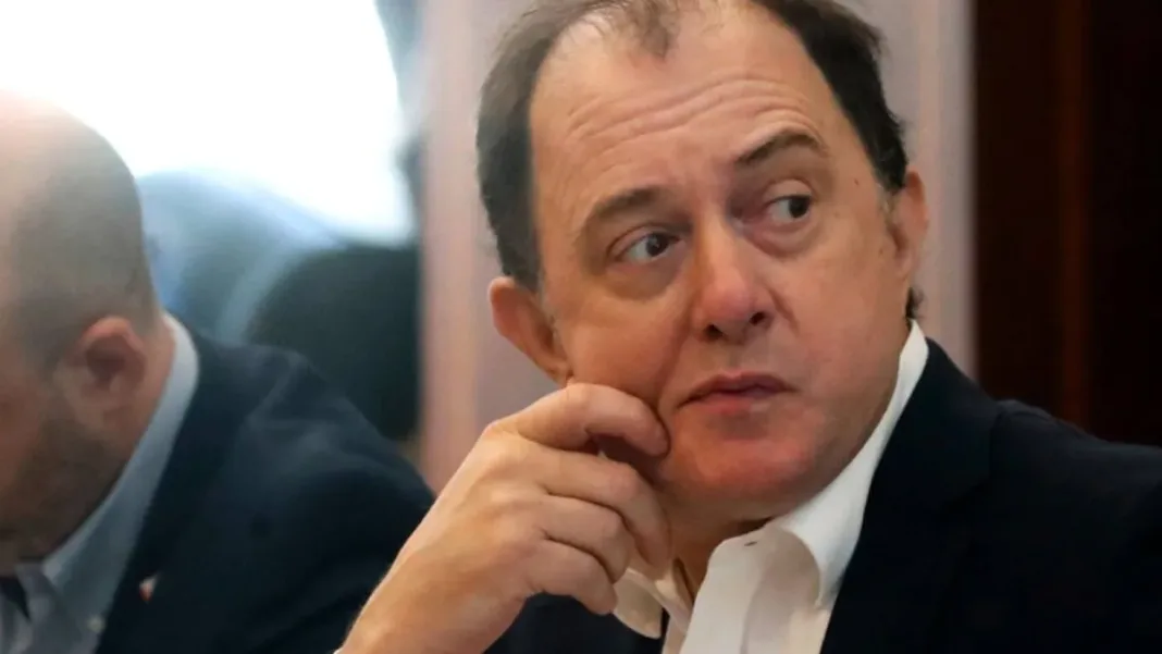 Iván Poduje se retira de la política y regresa a su oficina.