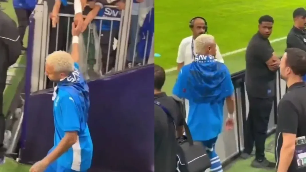 Hincha sorprende al robarle un lujoso anillo a Neymar en Arabia Saudita.