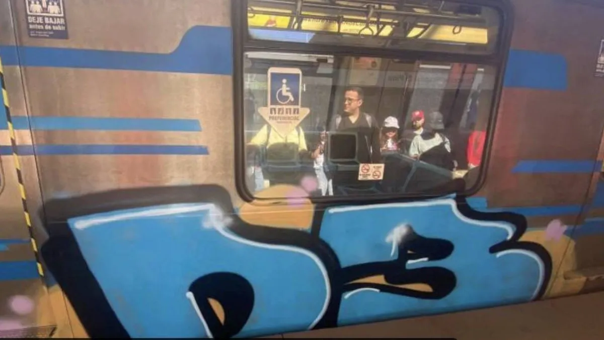 Pasajeros evacuados mientras sujetos vandalizan el Metro de Santiago con graffiti. Pasajeros evacuados mientras sujetos vandalizan el Metro de Santiago con graffiti.
