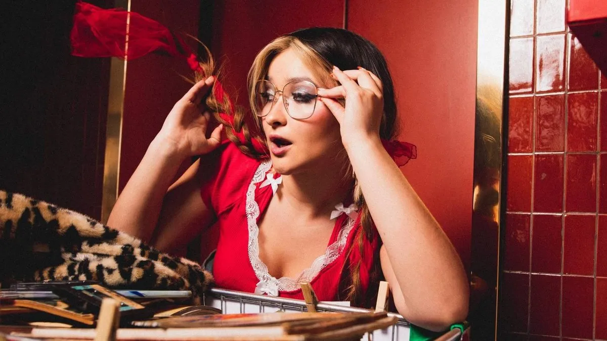 May Villalobos lanza su impactante single "1