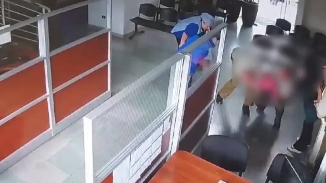 Carabineros rescatan a una niña de 1 año en peligro de asfixia. Heroísmo en acción.