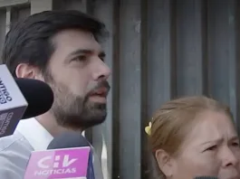 Joaquín Lavín recibe agua al visitar a Cathy Barriga en prisión por primera vez.