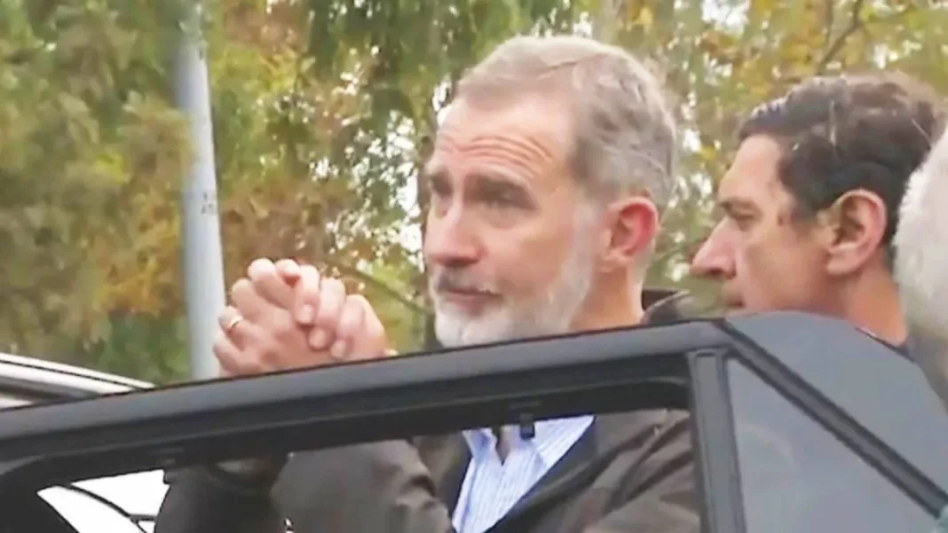 El Rey Felipe se disculpa tras su visita a la localidad afectada por inundaciones.