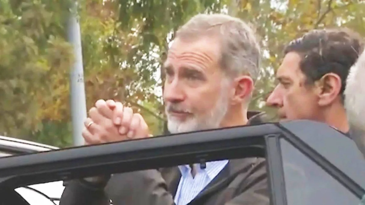El Rey Felipe se disculpa tras su visita a la localidad afectada por inundaciones. El Rey Felipe se disculpa tras su visita a la localidad afectada por inundaciones.