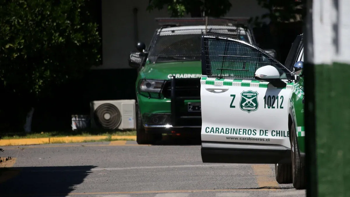 Accidente deja dos carabineros heridos por conductor sin licencia y bajo drogas.