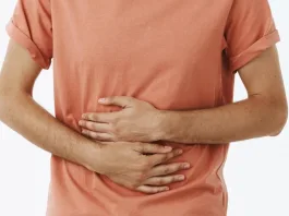 Joven en India descubre un insecto vivo en su intestino tras dolor de estómago.