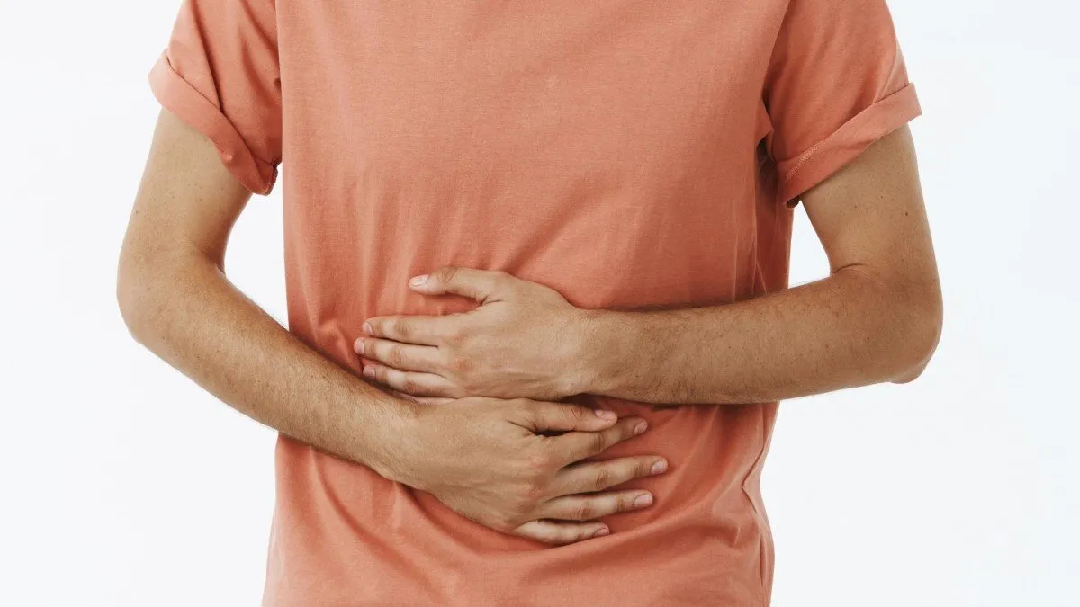 Joven en India descubre un insecto vivo en su intestino tras dolor de estómago. Joven en India descubre un insecto vivo en su intestino tras dolor de estómago.