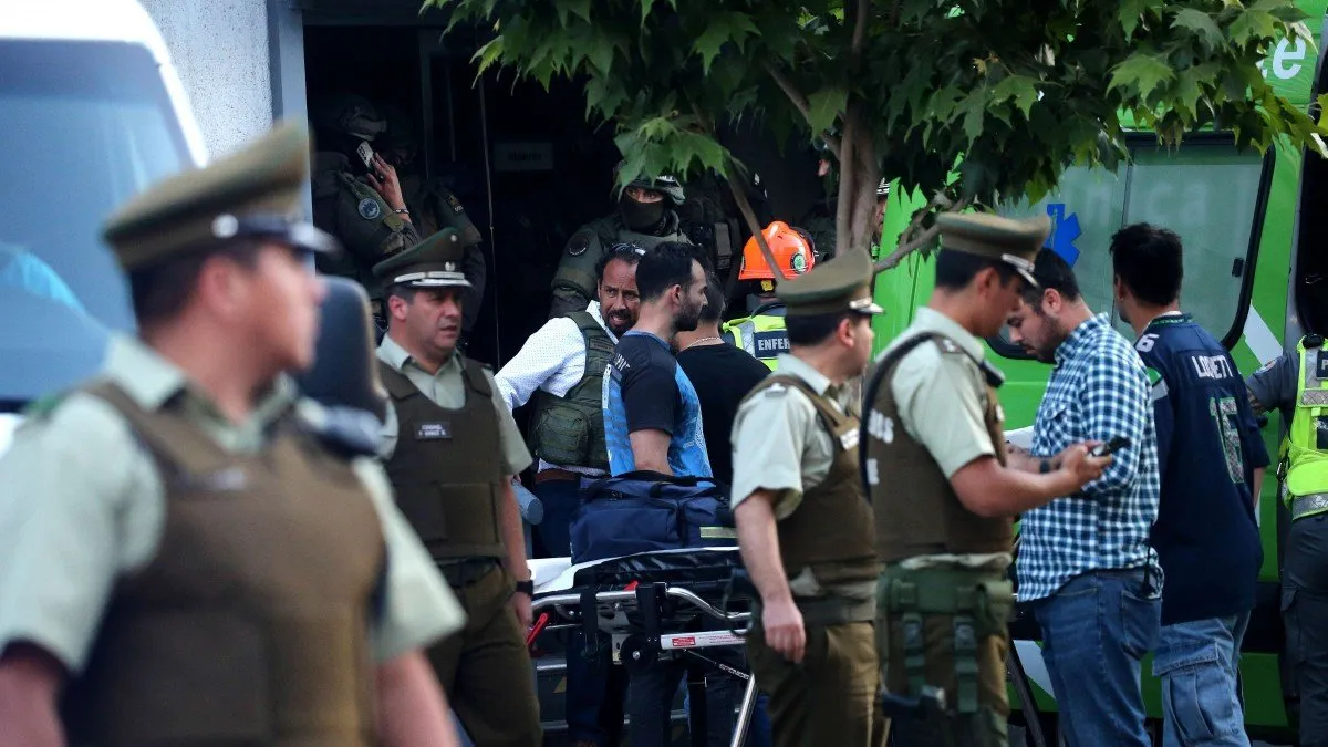 Rescate de rehén en AFP: granadas de estruendo y equipo negociador en acción.