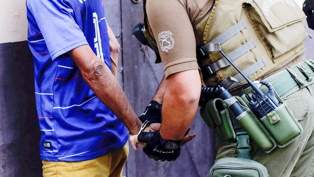 Detenidos en Antofagasta por robar cables haciéndose pasar por empleados telefónicos.