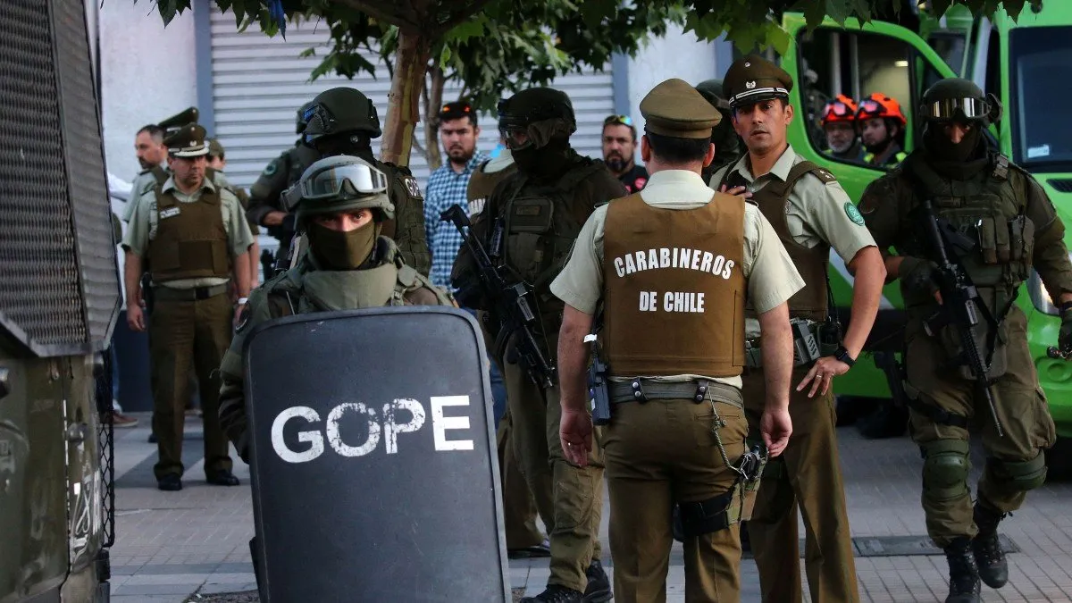Mujer liberada tras ser rehén en sucursal de AFP en Las Condes.