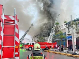 Incendio en local comercial de Independencia: Bomberos de Santiago despliegan 12 máquinas.