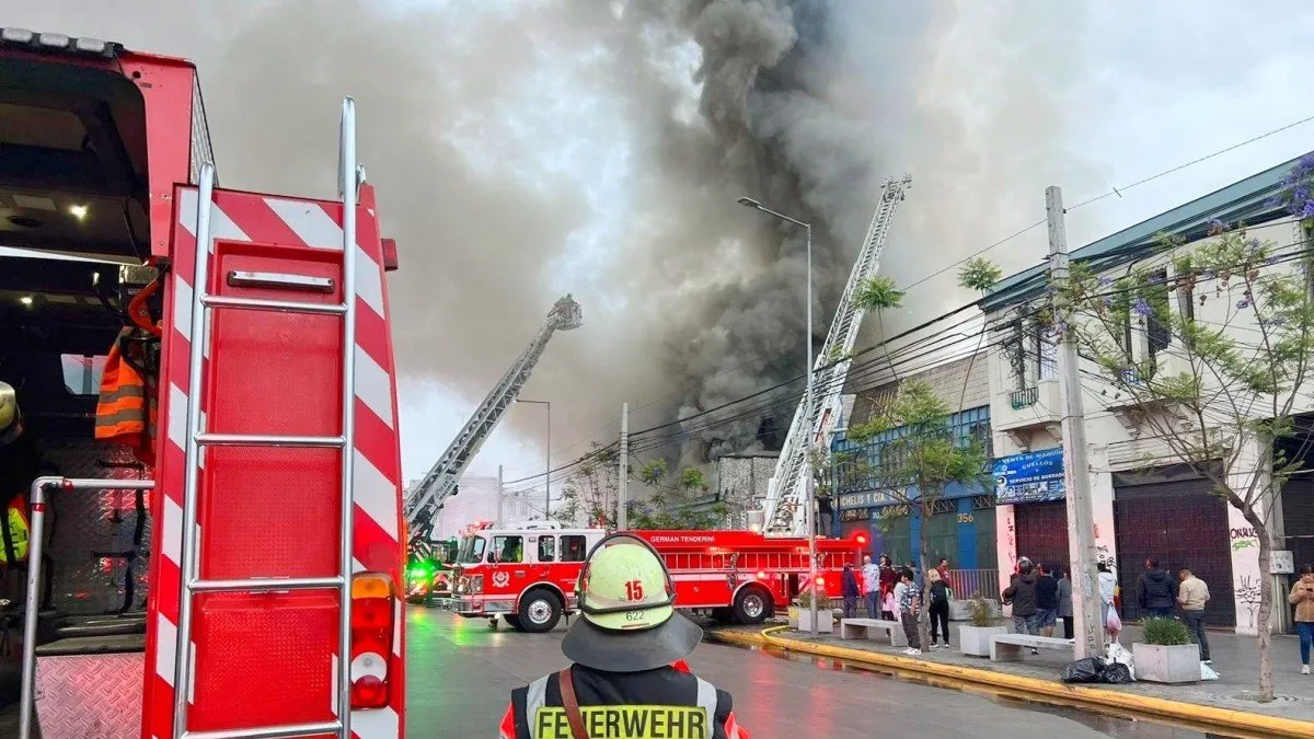 Incendio en local comercial de Independencia: Bomberos de Santiago despliegan 12 máquinas.