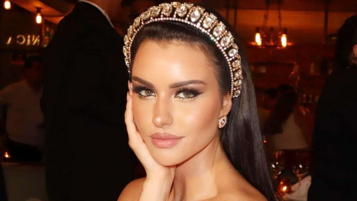 Emilia Dides deslumbra en vestido plateado