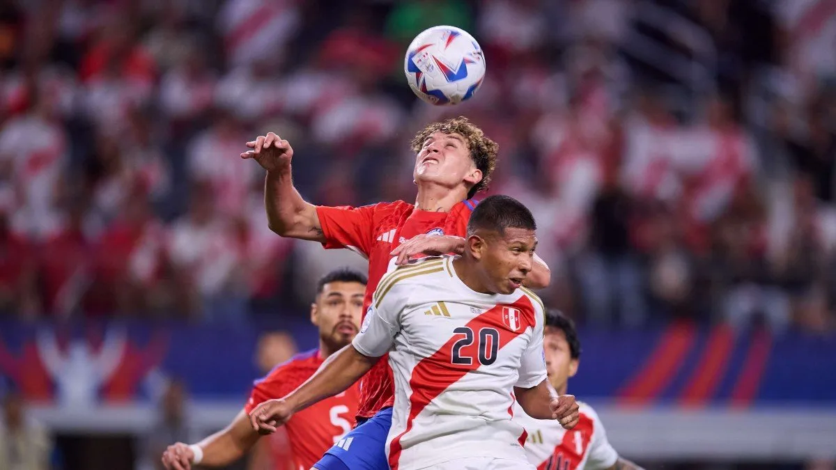 Chile y Perú se enfrentan en un crucial partido de Eliminatorias Sudamericanas.