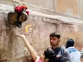 Devotos en India hacen fila para beber agua