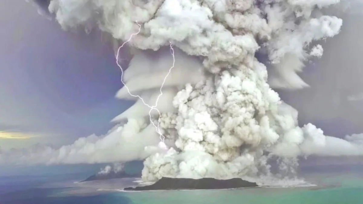 Erupción volcánica en Indonesia deja al menos nueve muertos y varios heridos.