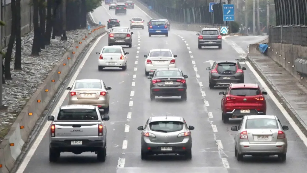 Descubre los vehículos más eficientes en consumo de combustible en Chile.