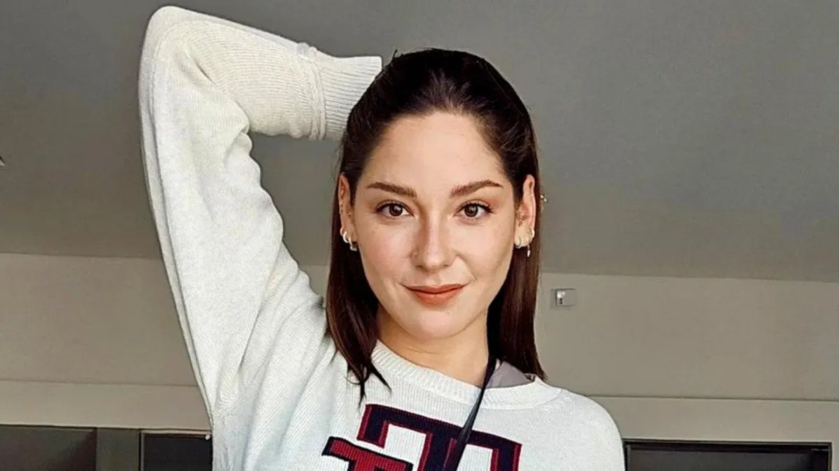 Kel Calderón responde a una seguidora sobre la maternidad en redes sociales.