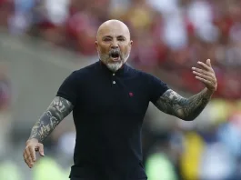 Sampaoli genera controversia al menospreciar a Maradona y Messi en sus declaraciones.