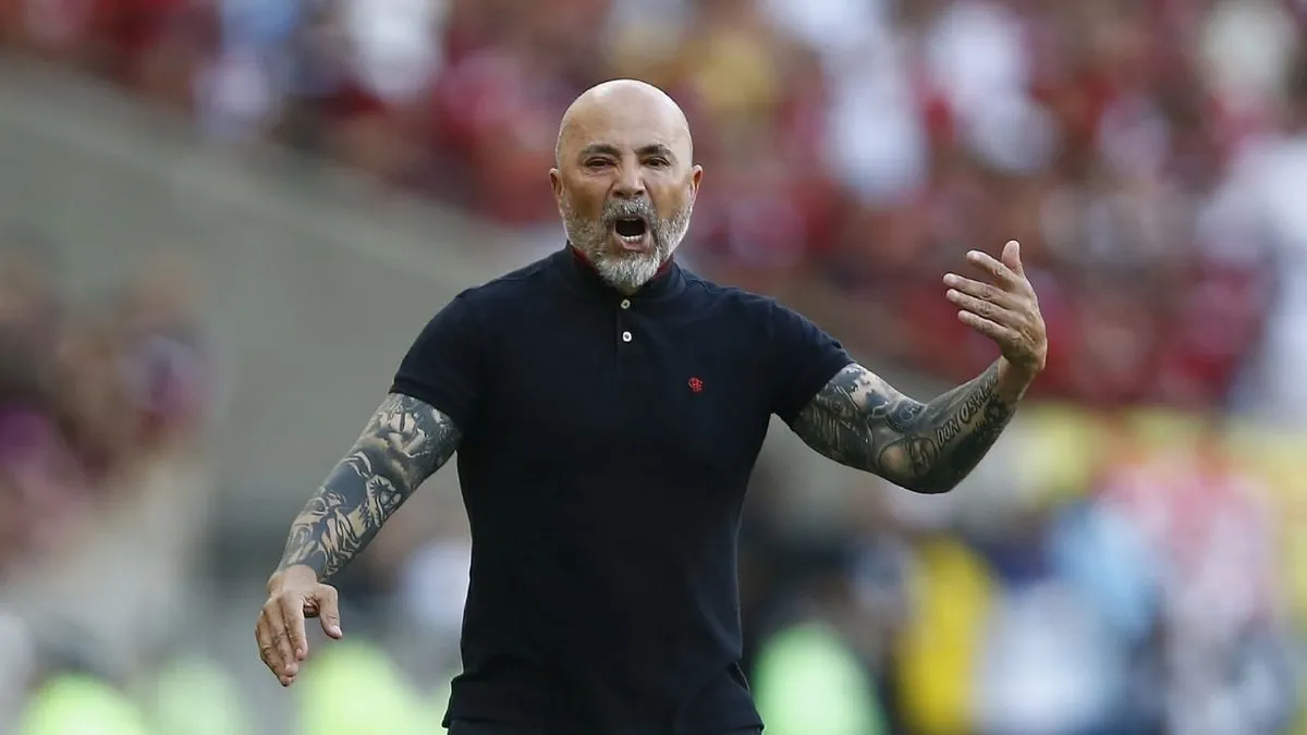 Sampaoli genera controversia al menospreciar a Maradona y Messi en sus declaraciones.
