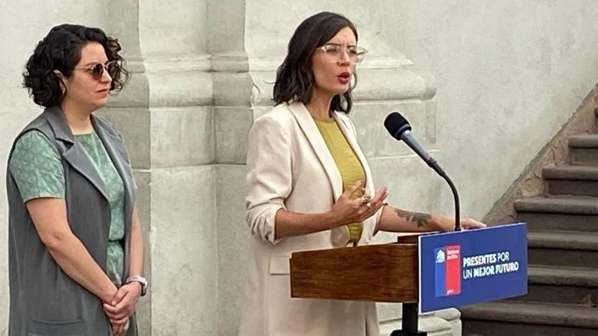 Camila Vallejo denuncia "oportunismo" y "doble estándar" en críticas opositoras.